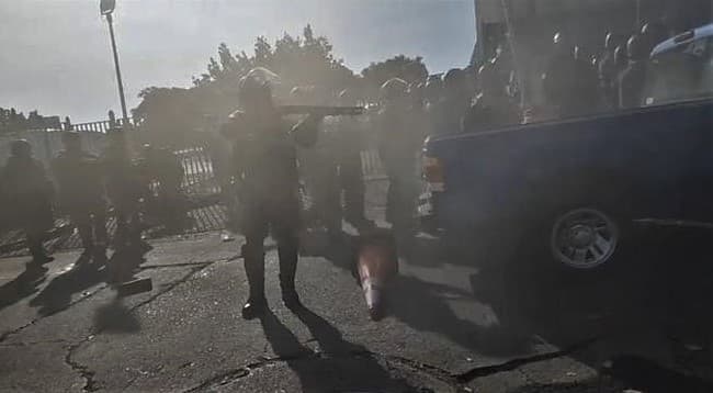 Maya denunció que violaron sus derechos, nos dieron macanazos. Empezaron con gas pimienta y luego con bombas lacrimógenas, pero no nos vamos a rendir”.