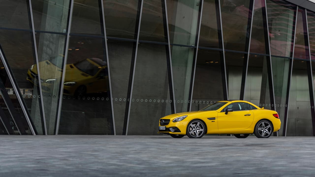 El Mercedes-Benz SLC Final Edition está decorado exteriormente con platinas y emblemas en 
<b>negro brillante</b> y con los parachoques de la versión AMG SLC 43 sin importar el motor con el que cuenten.