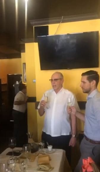 Al finalizar el videoclip, el papá de Juan Estefan dirigió unas palabras a los recién casados: "Oli, te has casado con un hombre que tiene muchos defectos, pero tiene un gran corazón... El corazón que tiene no le entra en el pecho. ¡Les deseo lo mejor del mundo! Creo que escogió a la mejor mujer. ¡Bienvenida a la familia!".