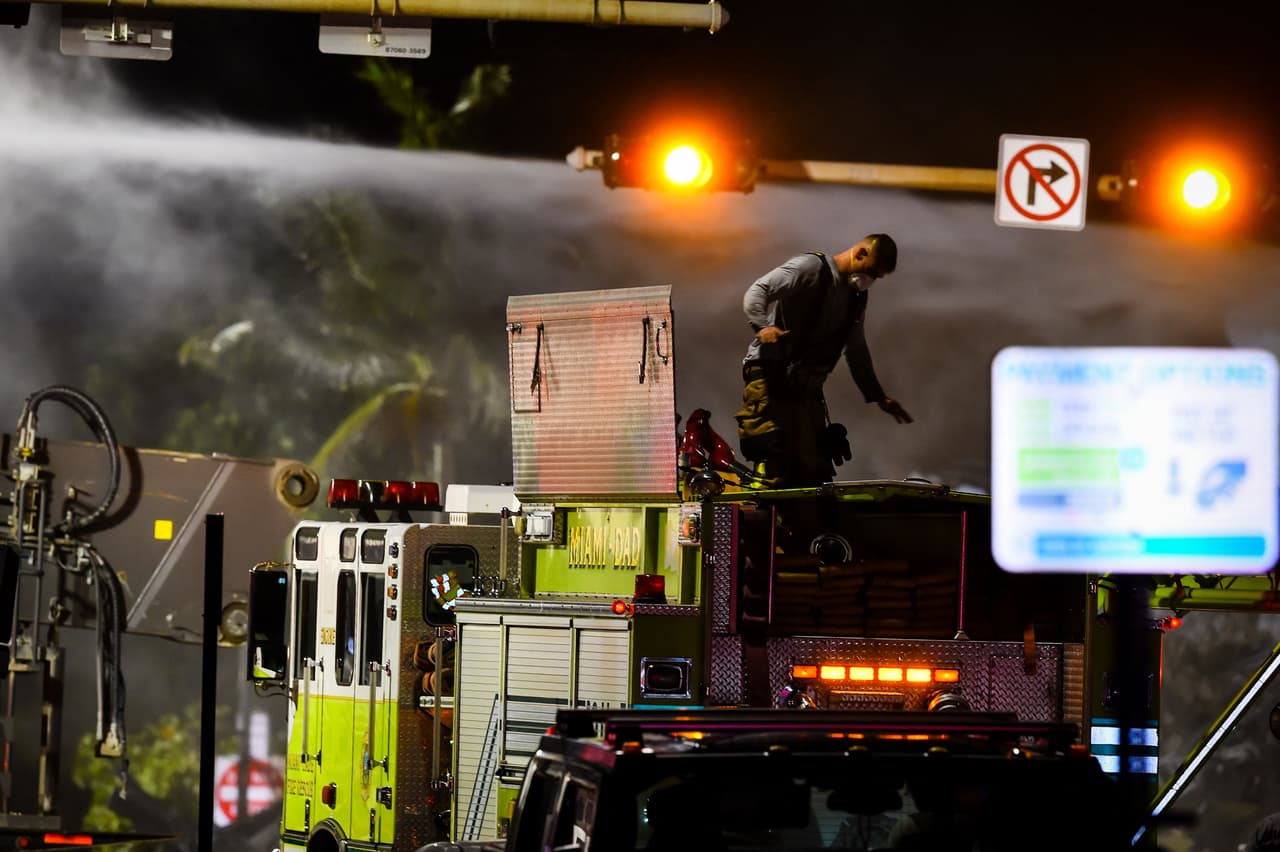 En el operativo hay 
<b>130 bomberos trabajando para encontrar personas vivas o muertas</b> debajo de los escombros.