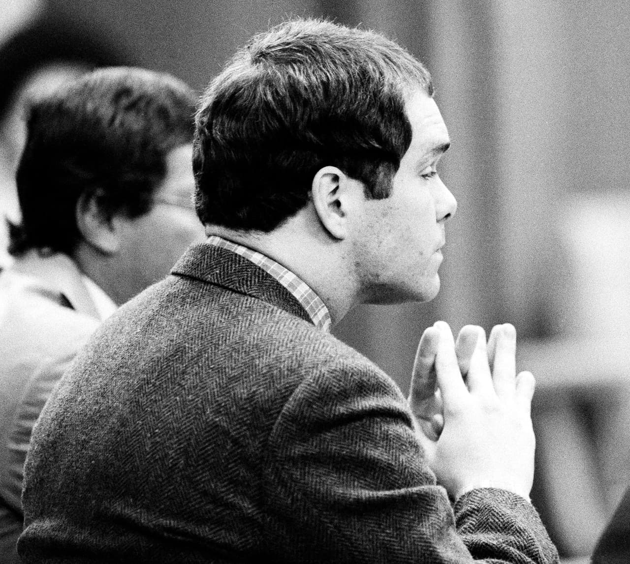 Pero la razón del encono que Dunne sentía hacia los hermanos y su defensora no era únicamente por el caso en sí, consideraba que argumentar abuso de los victimarios hacía que no pagaran por sus crímenes
<b>. Como ocurrió con el asesino de su hija.</b>