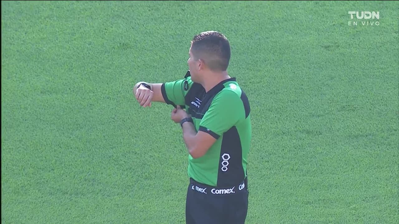 Arranca el partido y la pelota está en juego.