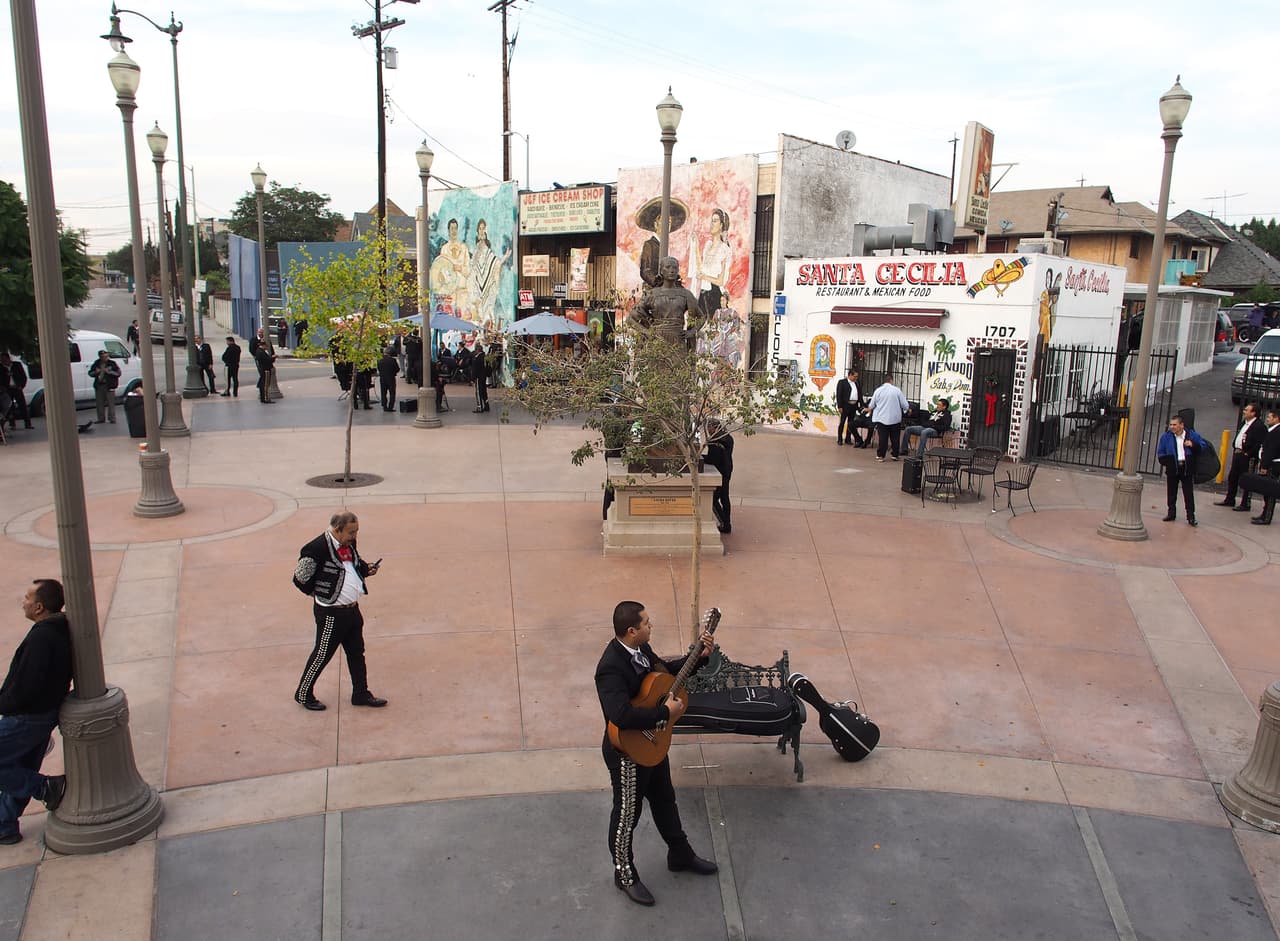 Un mariachi toca su intrumento en Mariachi Plaza en Boyle Heights. La gente de la vecindad está preocupada que la cultura del lugar se disminuirá con la gentrificación.