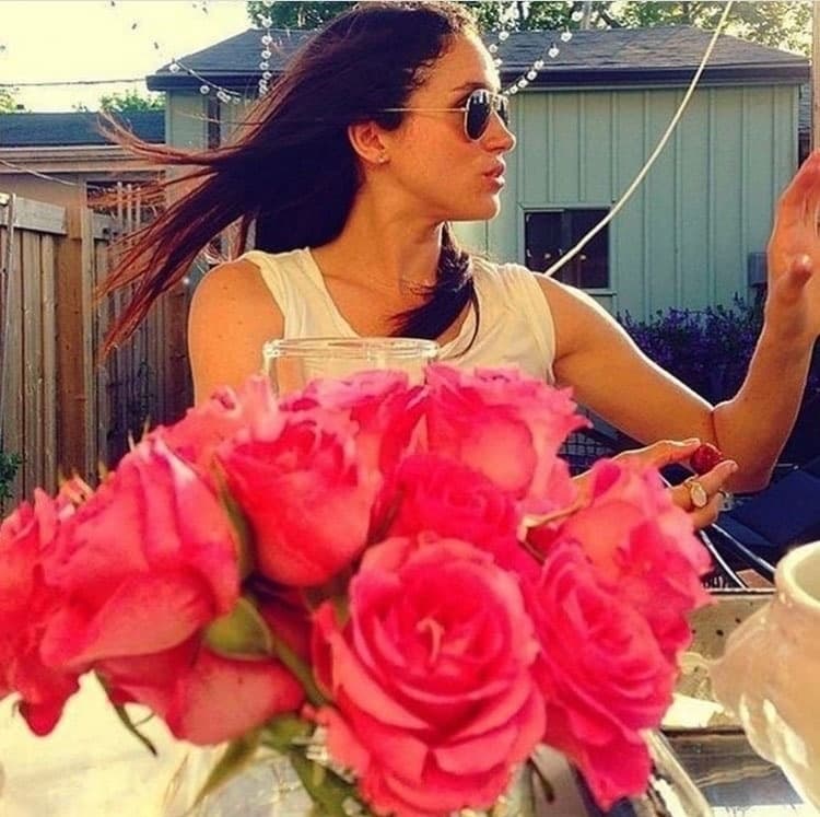 Entre un trabajo y otro, también fue empleada a tiempo parcial en 'Paper Source', un comercio en Beverly Hills, California, que le permitió aprender caligrafía y envoltura de regalos.