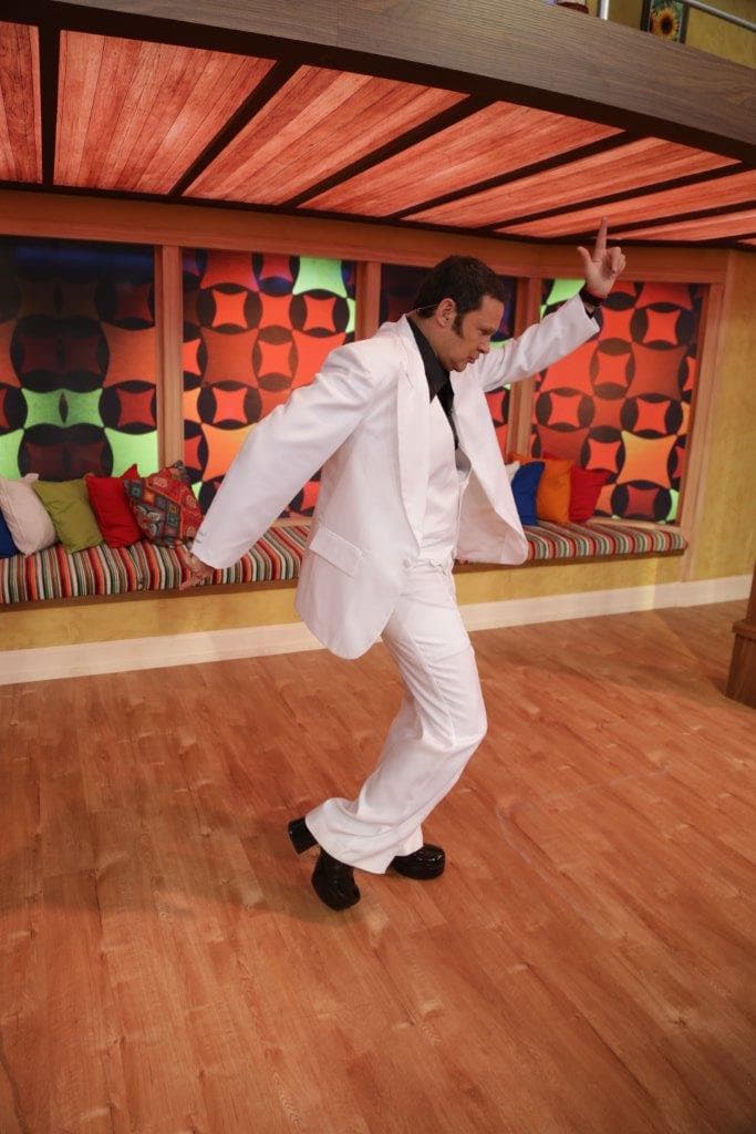 Así como la moda, cambiante y vertiginosa, son los pasitos de Alan en el escenario.