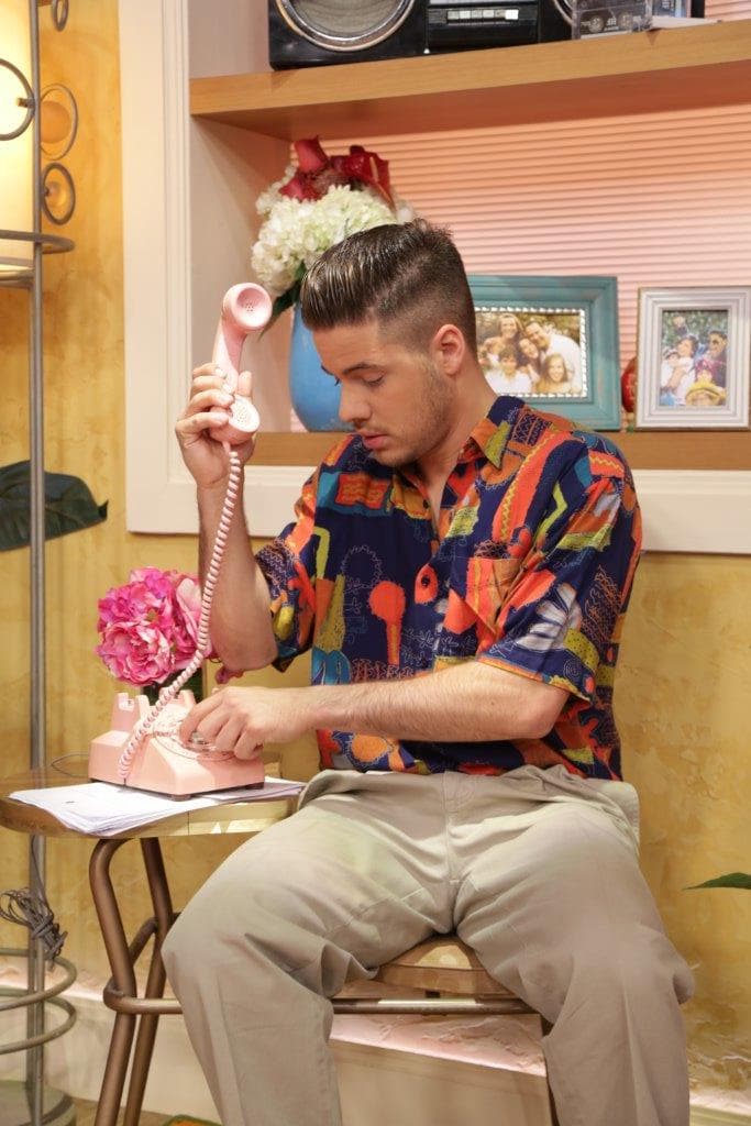 William no podía quedarse con las ganas de marcar en un antiguo teléfono de disco.