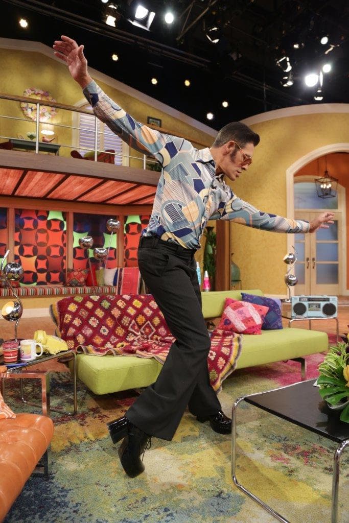 Mira que buenos movimientos y dominio del escenario tiene Johnny.