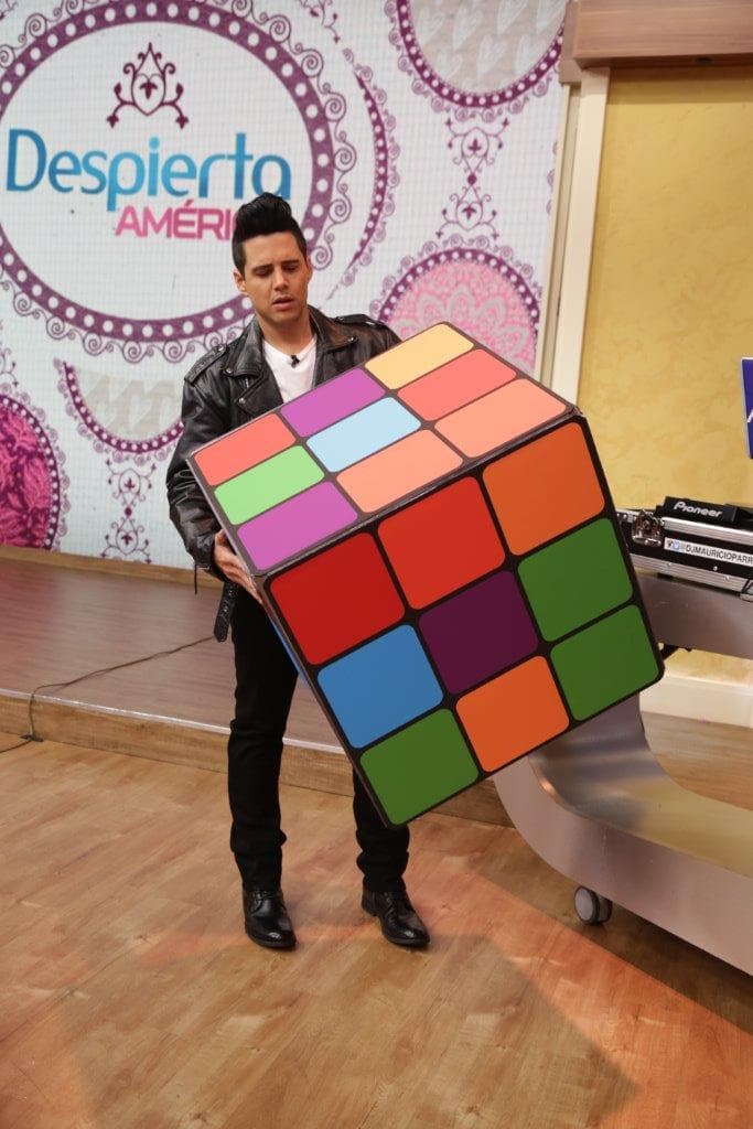 Alejandro Chabán con mucha actitud y su fleco alargado y al frente, el peinado original de Elvis.