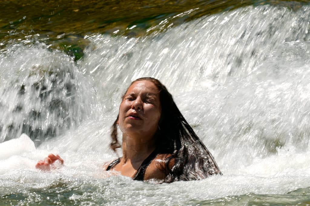 Generalmente, 
<b>las aguas del río Guadalupe están más frías que las del río Comal</b>. Sin embargo, este 21 de agosto, Leeann Gutiérrez sintió que estaban a una temperatura excelente para combatir el calor.