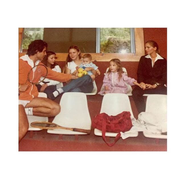 Así como tres medios hermanos por parte de madre: Melissa (hija de Roberto Trouyet) y dos más concebidos en el matrimonio de Tony Starr y Jaime Camil Garza: Jorge y Alexia. 
<br>