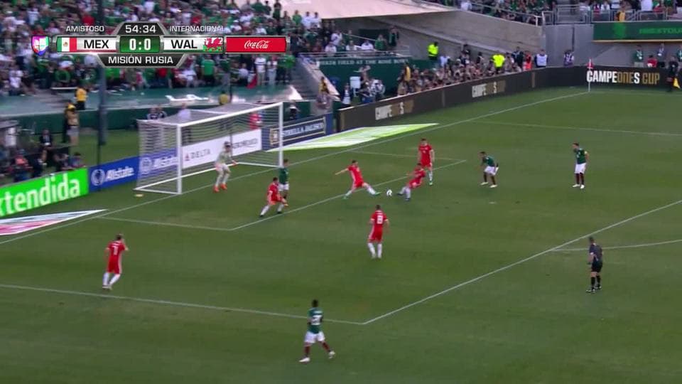 Tom Lawrence despeja el balón y aleja el peligro