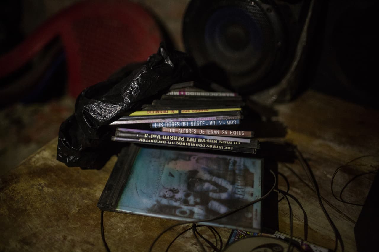 Al padre de familia le encantaba la música de Los Tigres del Norte y la abuela guarda sus CDs. "Los Tigres del Norte siempre cantan la verdad", dice el padre dese México, donde a la familia le han otorgado refugio.