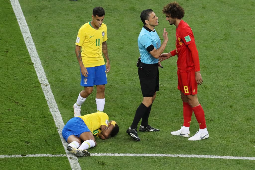 El árbitro serbio Milorad Mazic le llamó la atención a Fellaini por la dura falta sobre el astro brasileiro, ante la mirada de Philippe Coutinho (11). Pero se mantuvo crítico de las farsas de 'Ney'.