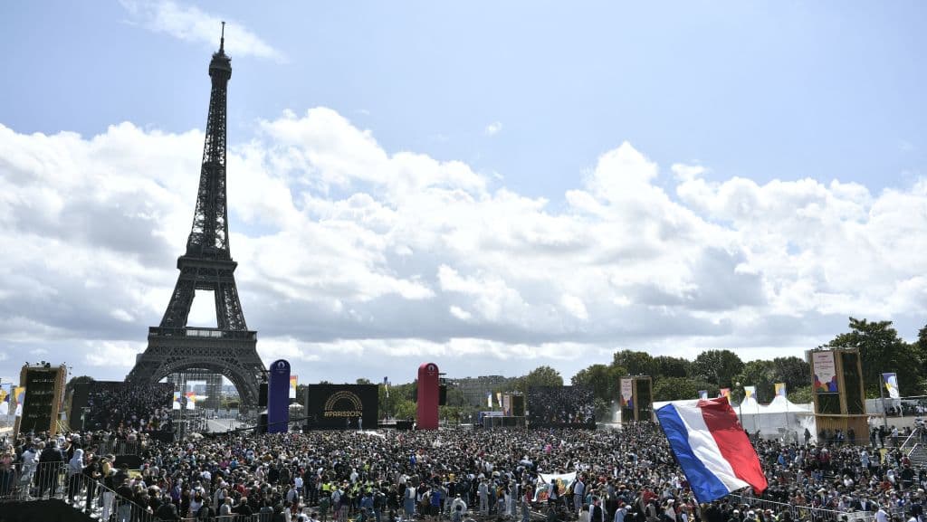 Mientras, en París, miles de personas, incluyedo algunas medallistas de estos juegos que ya habían regresado a su país, se congregaron en los alrededores de la torre Eiffel para acompañar desde allí el recibimiento de la bandera de los juegos, convirtiéndose en la nueva capital olímpica hasta 2024, cuando le cederá la bandera a la ciudad de Los Ángeles, en Estados Unidos.
