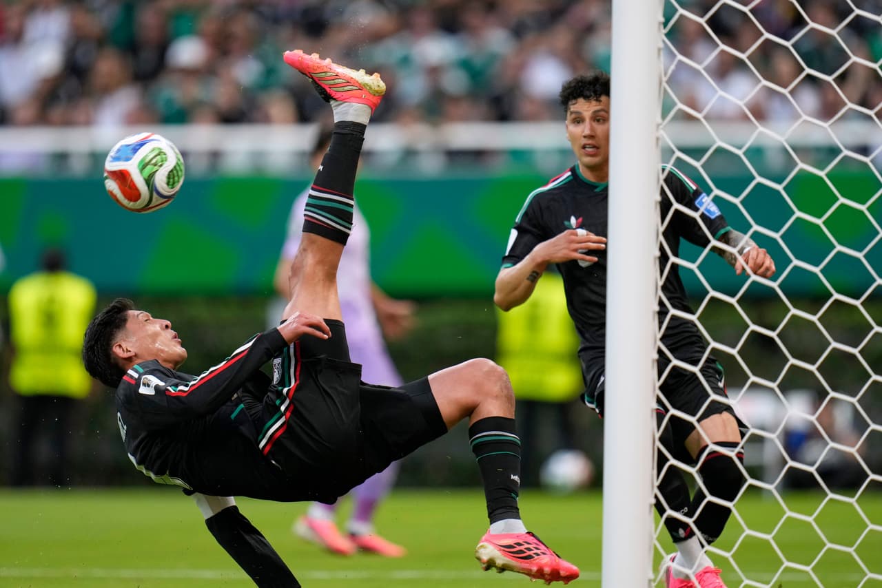El mexicano Raúl Jiménez (9), a la izquierda, intenta despejar el balón con una chilena durante el partido de fútbol del Grupo A de la Copa del Mundo entre México y Corea del Sur en Zapopan, cerca de Guadalajara.
