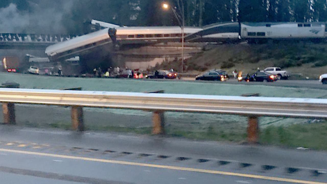 Un tren al sur de Seattle se descarriló y al menos uno de sus vagones cayó a la autopista Interestatal I-5.