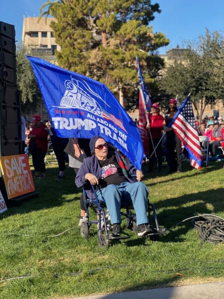 Un grupo de personas protestan por los resultados de las elecciones a días de que se posesione el presidente electo Joe Biden.