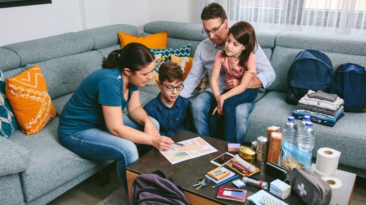 <h3 class="cms-H3-H3"><b>Prepara un plan de emergencia 🚨🧳</b></h3>
<br>Prepárate con un kit que incluya:
<ul>
 <li>Mantas extra.</li>
 <li>Alimentos no perecederos (Enlatados).</li>
 <li>Baterías, linternas y cargadores portátiles para tus teléfonos.</li>
</ul>
<i>Involucra a tus hijos en la preparación. Así sabrán qué hacer en caso de una emergencia.</i>
<br>
<b>Recuerda, papá y mamá: prevenir es proteger 💕</b>
<br>Cada medida que tomes hoy garantizará que tus hijos estén seguros y cómodos en estos días fríos. 
<br>
<i>¡Abrázalos fuerte y mantente preparado! </i>🤗❄️