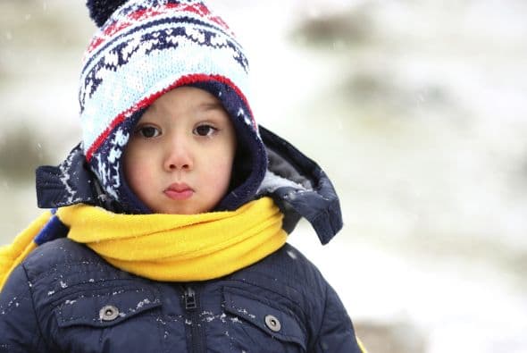 Consecuencias naturales. ¿No quiere ponerse el abrigo para salir en invierno? Llévalo contigo y, tras algunos minutos a la intemperie, él solo te lo pedirá.