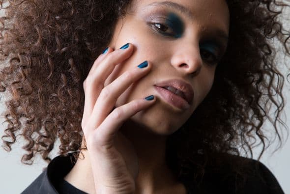 Metálicos: A pesar de estar en primavera, estos tonos están acaparando las miradas. Un azul eléctrico se verá 'chic' a todas horas.