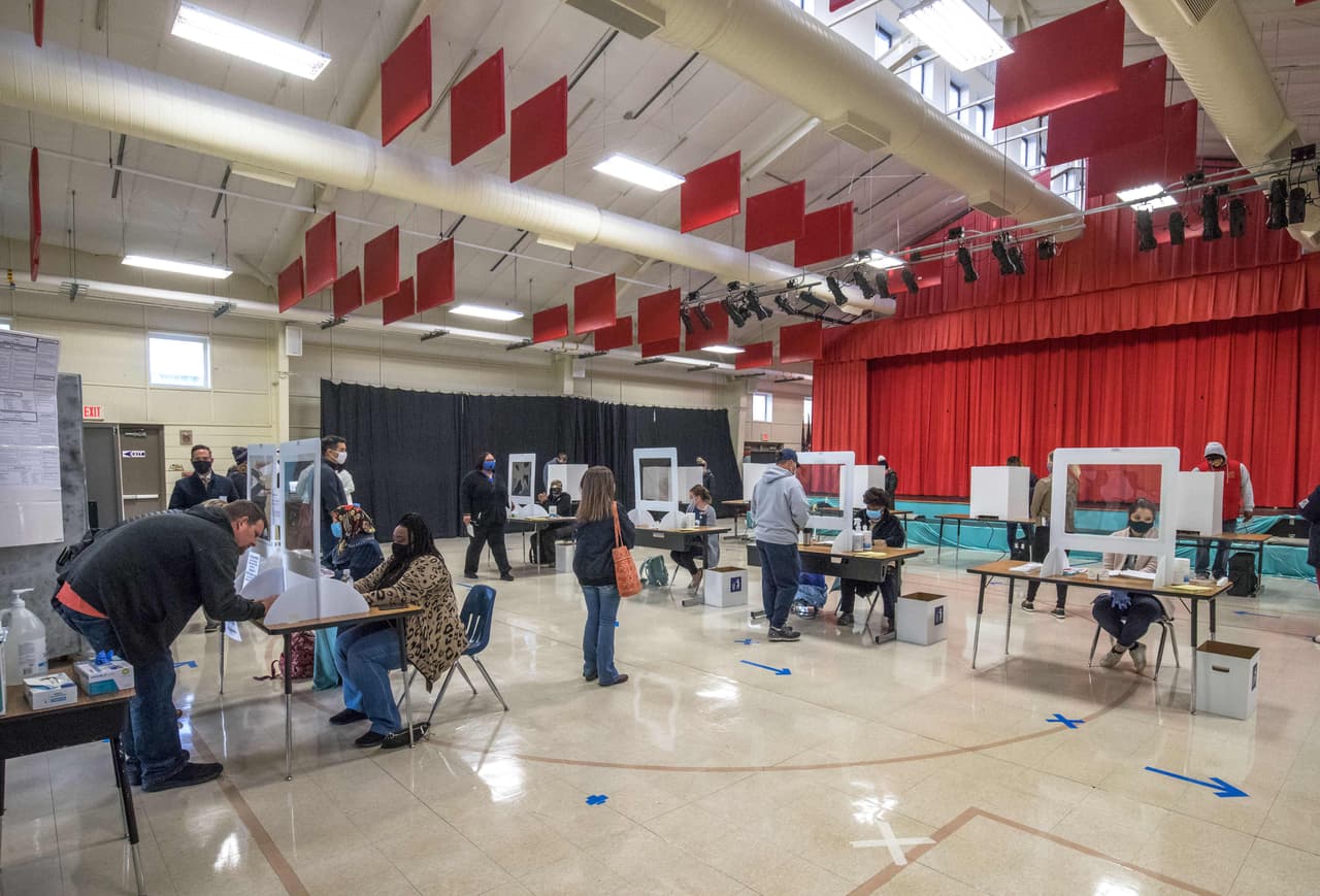 En medio de la pandemia de coronavirus, 
<a href="https://www.univision.com/local/north-carolina-wuvc/corte-suprema-permite-que-las-boletas-de-voto-ausente-cuenten-hasta-9-dias-despues-de-las-elecciones-video">muchos estados han extendido la fecha límite para recibir las boletas de voto ausente.</a>