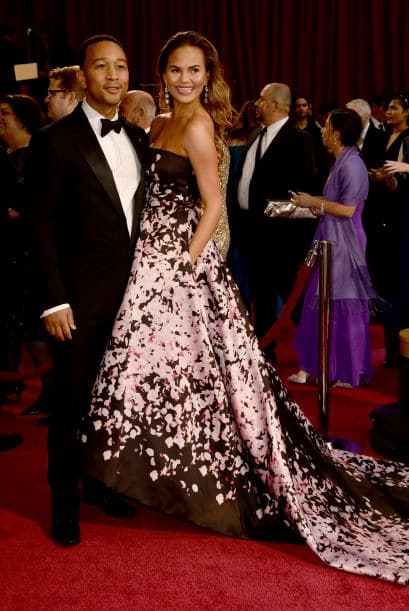 El cantante y autor John Legend con la modelo Christine Teigen en la celebración de los "scar en el Hollywood & Highland Center el 2 de marzo de 2014, en Hollywood, California