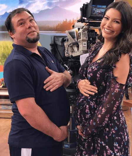 Ana se divierte y bromea con sus compañeros del show: "ambos disfrutamos de nuestras panzas", escribió.