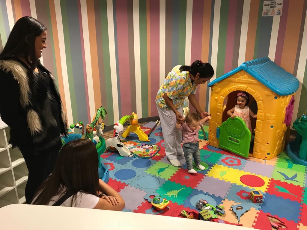 Ahí notamos que Matías -quien vestía una camisa a cuadros- estaba acompañado por su nana, quien ya le está ayudando a dar sus primeros pasos, mientras Marjorie observaba en cuclillas los logros de su pequeño.