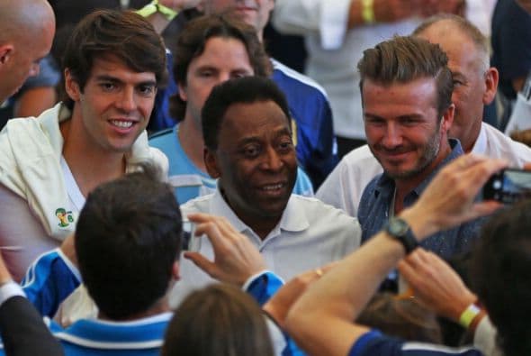 Las personalidades del fútbol, como "el rey" Pelé, Kaká y David Beckham acudieron a su cita con la historia.