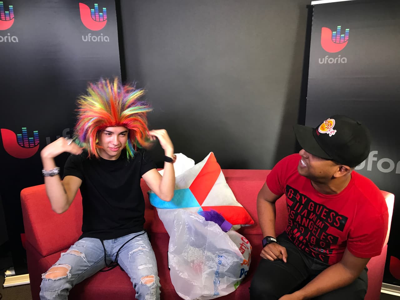 Así se divierte Mario Bautista durante sus entrevistas.