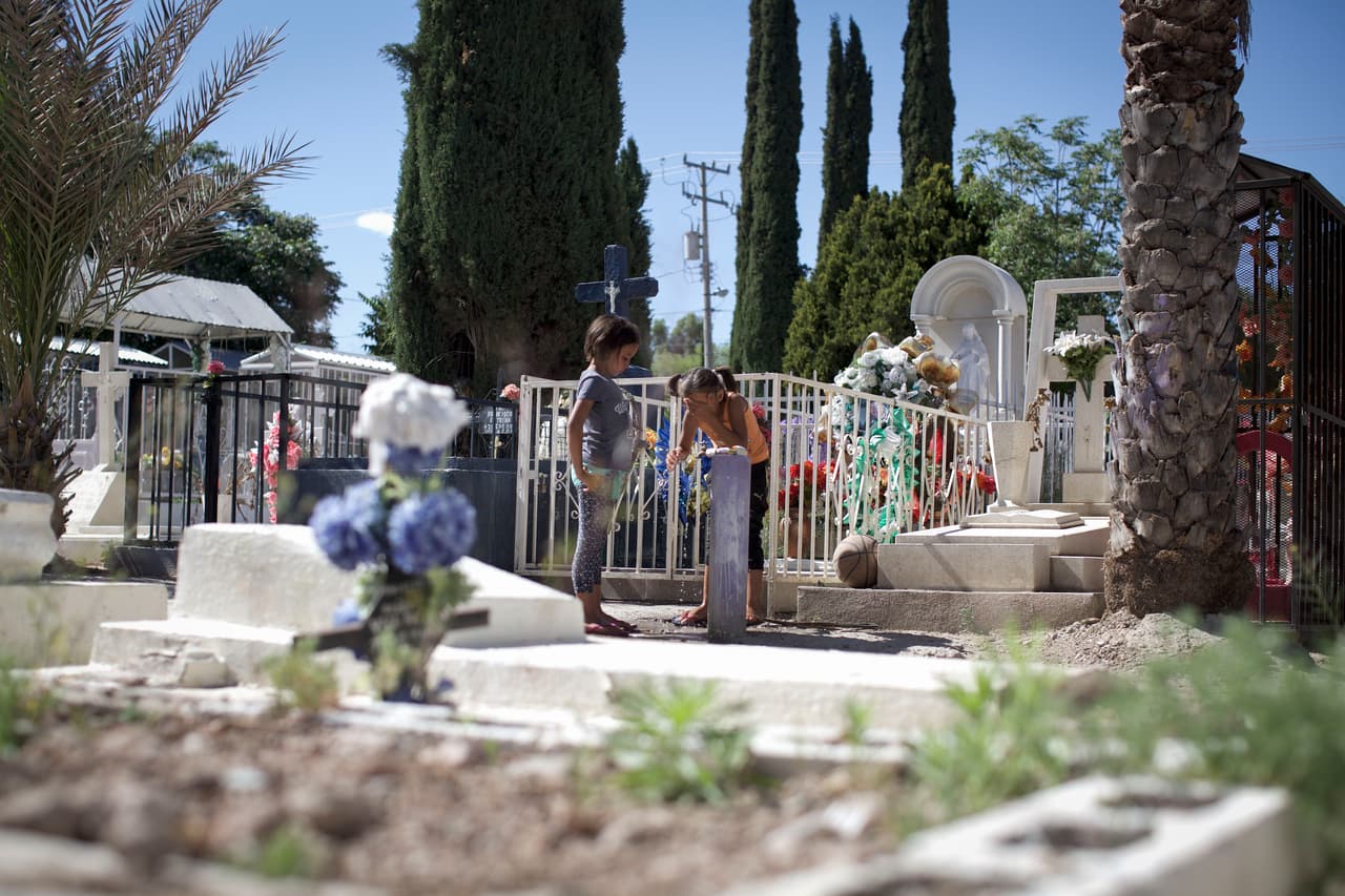 Alejandra y Sofía pasan los días tirando la pelota en las canchas de básquetbol y jugando a las escondidas entre tumbas. Según Alejandra, hay que temerle más a los vivos que a los muertos.