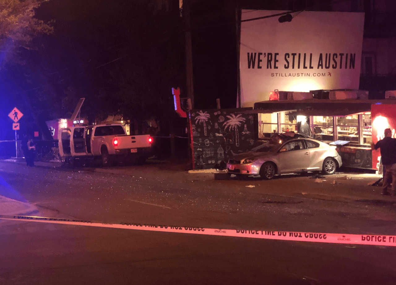 Carro choca contra varias personas que estaban en un camión de comida en Austin: dos tienen heridas de gravedad