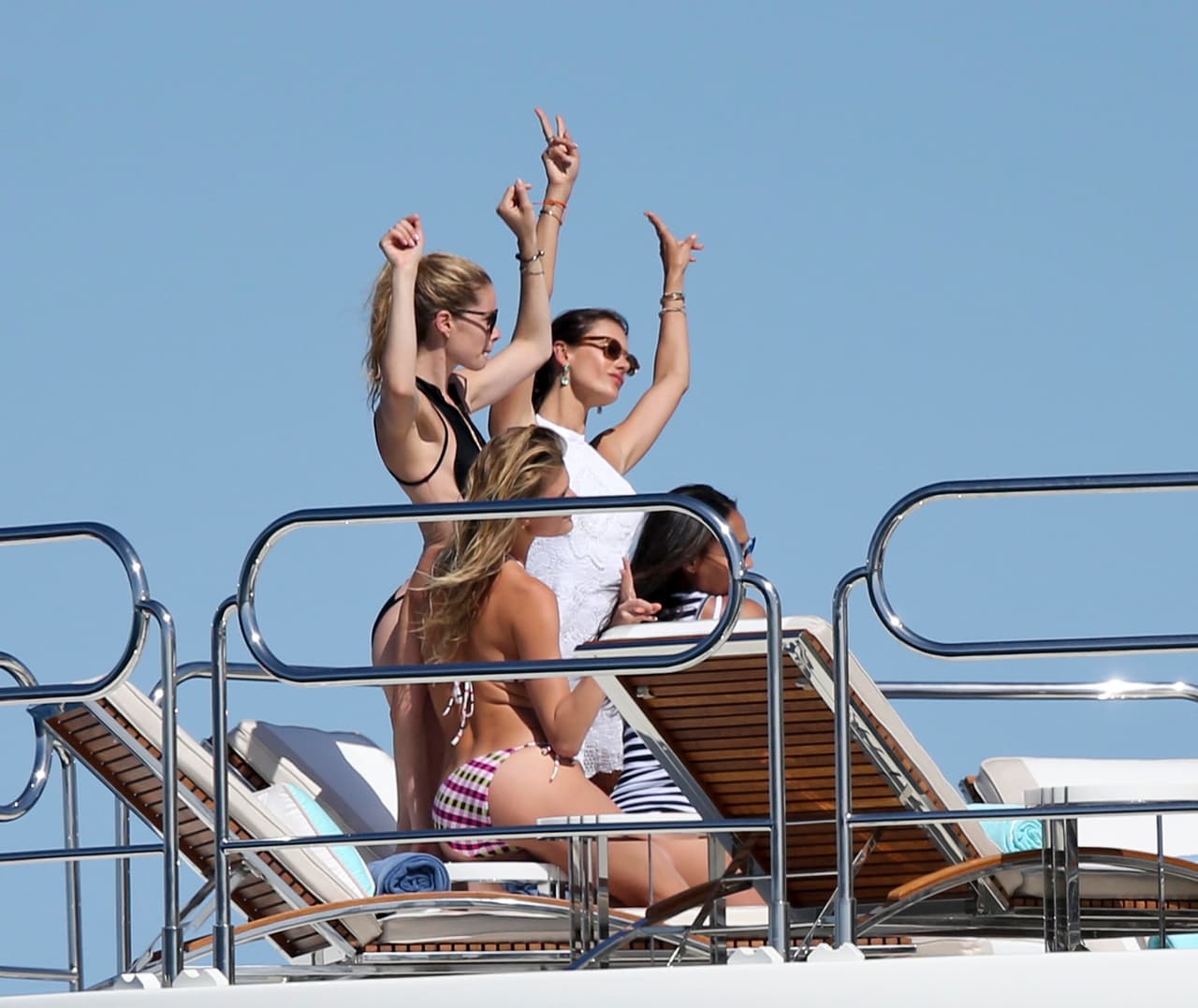 Todas se la pasaron genial mientras disfrutaban de un lindo día en el océano.