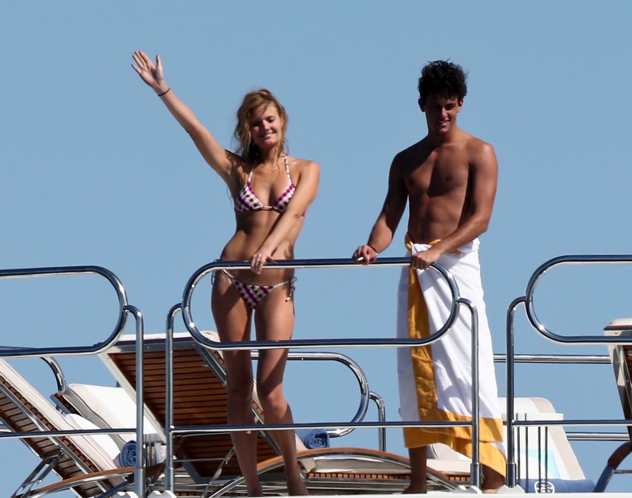 Los demás festejaban a su amiga en el mar.