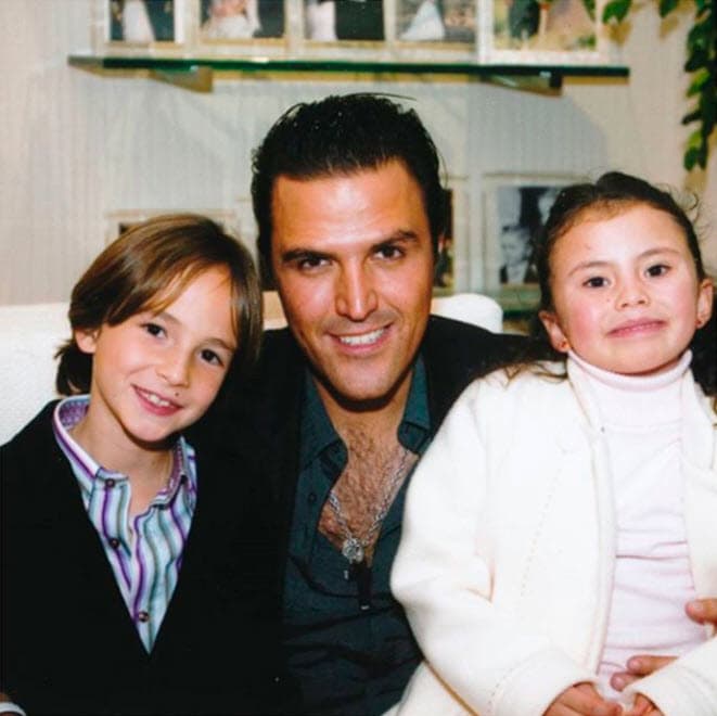 Billy tiene dos hijos producto de su primer matrimonio con Fernanda Gamboa: Max (18 años) y Alejandra (16).