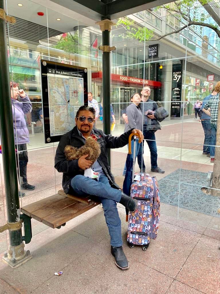 Entonces
<b>El Feo</b> la tranquilizó y descansaron al aire libre, donde ella pudiera estabilizarse.