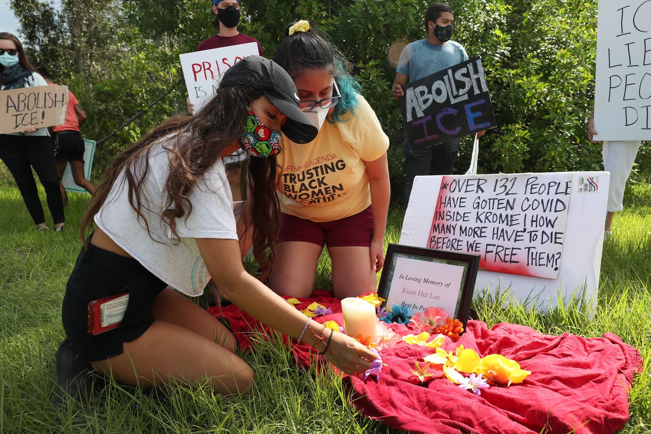 Las personas colocaron velas y flores encima de una manta roja en la entrada de la prisión el pasado sábado 15 de agosto.
<br>
<br>