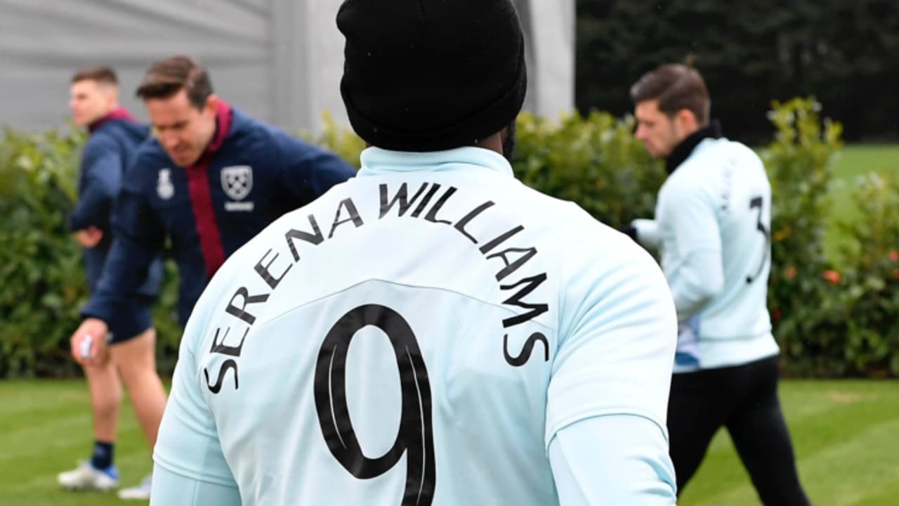 Jugadores del West Ham conmemoran el Día de la Mujer en sus playeras