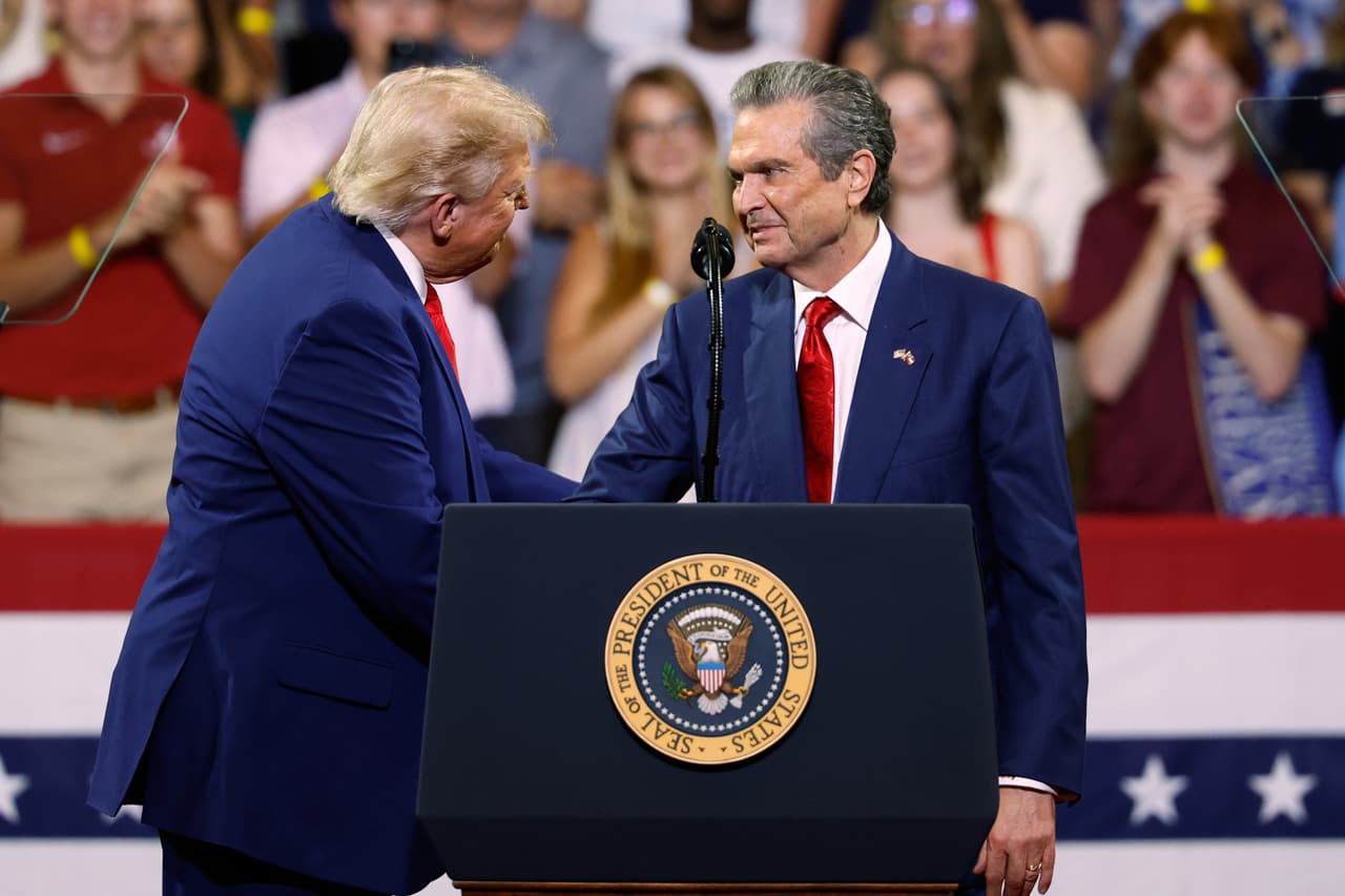 El candidato republicano a gobernador, Rick Jackson, también habló en el evento. Elogió a Trump como empresario y aseguró que, de ganar, llevaría la asequibilidad a un nivel
<b> "histórico" en Georgia. Antes de dejar el escenario, se declaró ante el público de Cobb como "el gobernador favorito de este hombre".</b>