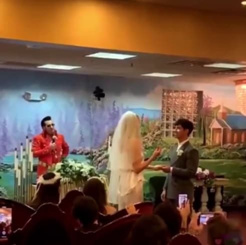 Según reportes de varios medios, entre ellos Cosmopolitan, el paquete nupcial les habría 
<b><a href="https://www.cosmopolitan.com/uk/entertainment/a27340858/sophie-turner-joe-jonas-married-wedding-las-vegas/" target="_blank">costado apenas unos 600 dólares</a></b>. Fue oficiada por 
<b>un juez disfrazado de Elvis Presley</b> y amenizada por las estrellas de música country Dan + Shay
<b>.</b>