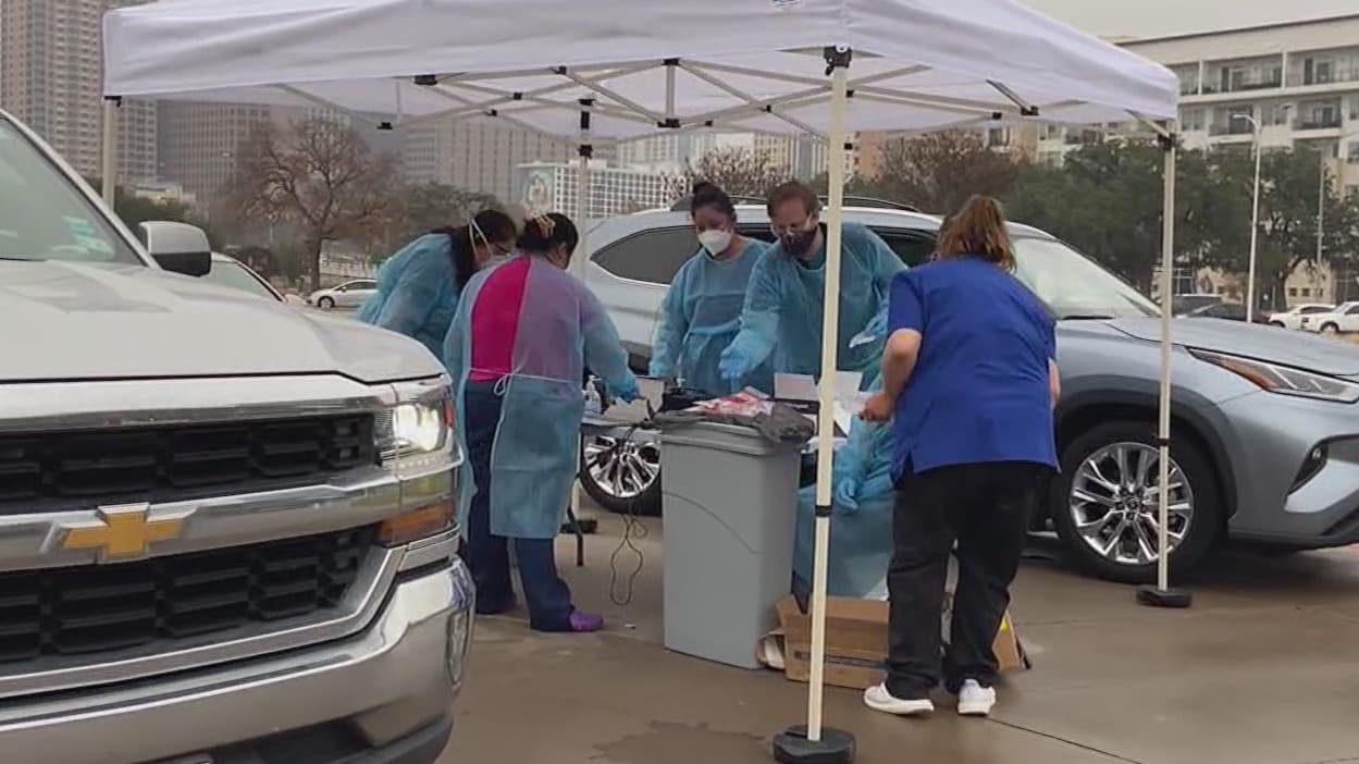 Autoridades de salud reportaron que una de cada tres pruebas de covid-19 realizadas en Austin la semana pasada dieron positivo, por lo que insisten en el uso de mascarillas.