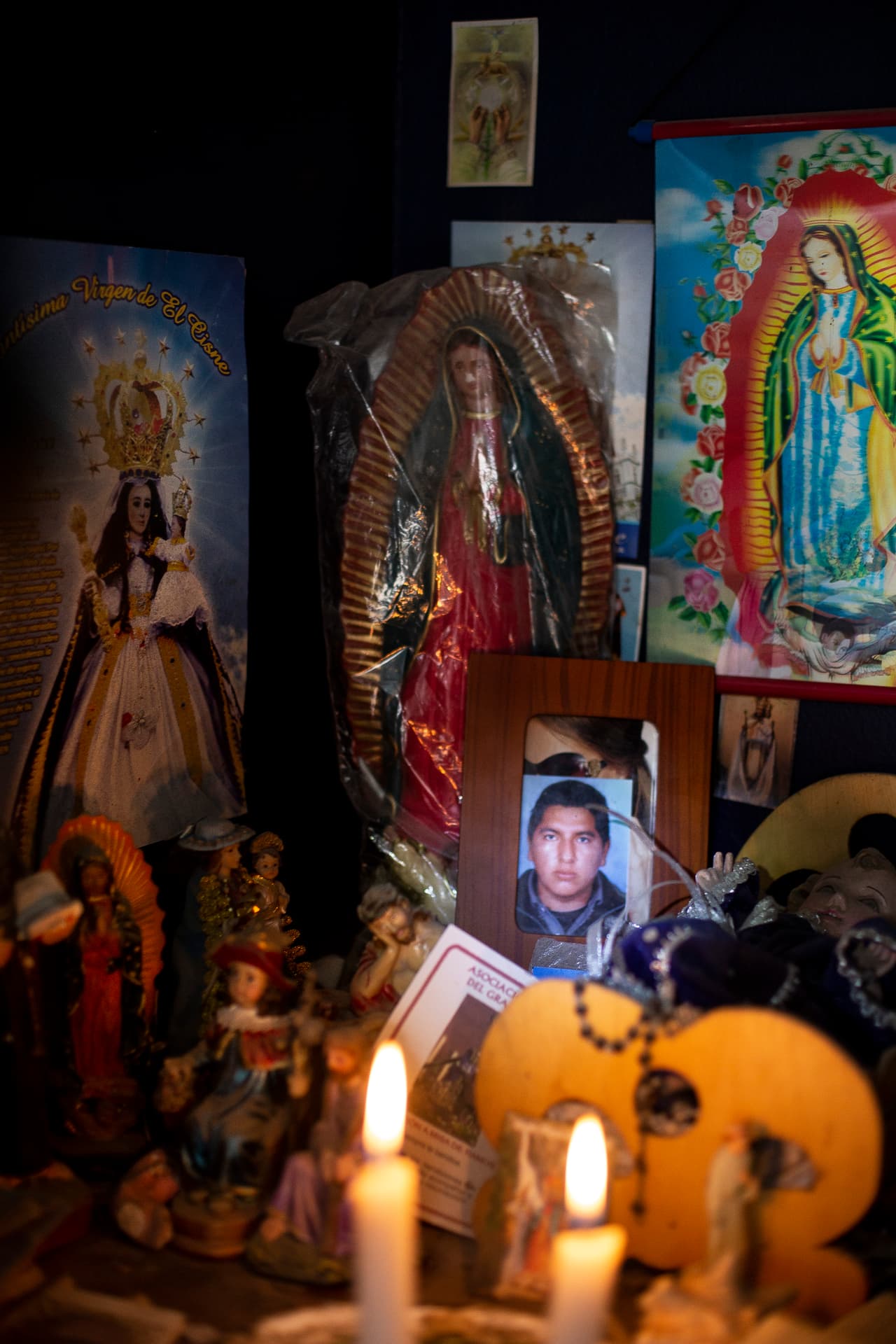 José Wilson Jarana es otro de los migrantes desaparecidos. Su madre colocó su imagen en este altar donde cada noche se enciende una vela para pedir que encuentre el camino de vuelta a casa.