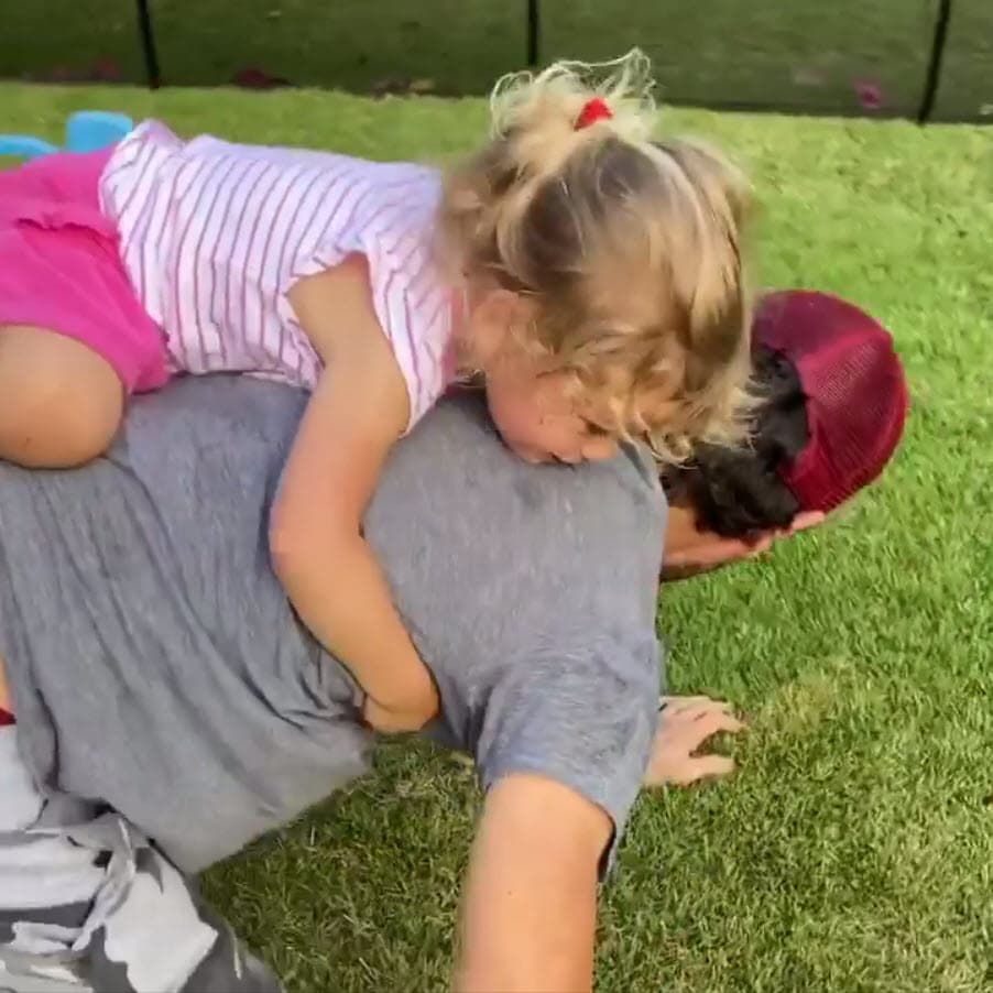 Enrique se deja ver como un papá divertido, pues en los momentos que comparte con sus hijos se les ve jugando.
<br>