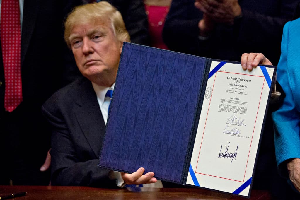 Trump acaba con las reglas que obligaban a las escuelas a rendir cuentas al gobierno federal