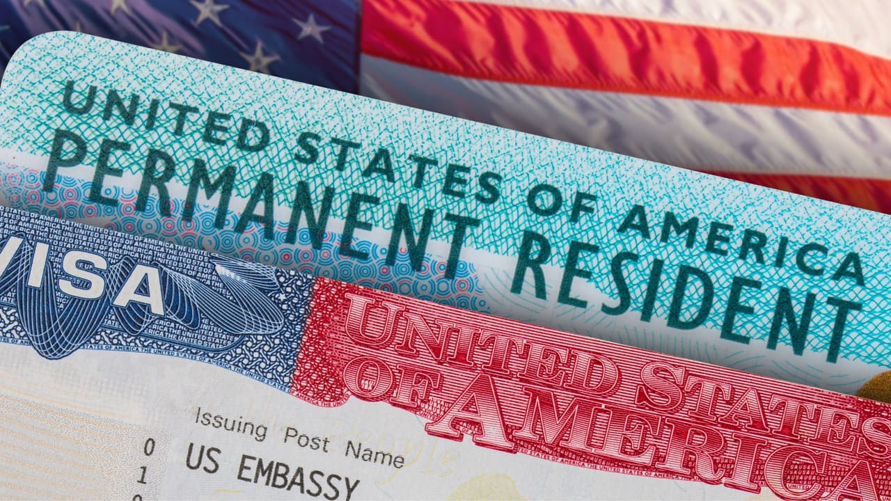 <h3 class="cms-H3-H3">¿Qué documento sí prueba tu estatus?</h3>
<br>
<b>Depende de tu caso migratorio.</b> Aquí te damos una guía rápida:
<br>
<b>Si eres residente permanente: </b>
<a href="https://www.univision.com/local/dallas-kuvn/green-card-obligatoria-residentes-eeuu-multa-cbp-fotos" target="_blank">Tu Green Card (tarjeta de residencia) es la única prueba válida</a>.“Si una persona tiene la Green Card, es la evidencia principal de su estatus migratorio”, explica Olmedo.
<br>
<b>Si estás en proceso de asilo o tienes TPS:</b> Debes portar tu permiso de trabajo (EAD) o el documento que confirme tu situación legal. “Es importante que cualquier persona en proceso de asilo o con TPS siempre lleve consigo el permiso de trabajo, la tarjeta ID o cualquier documento que indique su situación legal”, agrega Olmedo.
<br>
<b>Si tienes una visa temporal (de estudiante, trabajo, etc.):</b> Lleva contigo tu pasaporte con la visa válida y el formulario I-94.