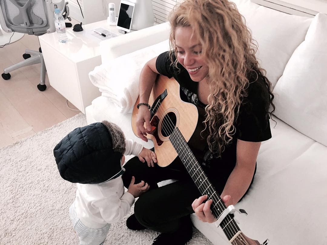 Shakira se da el tiempo para inculcar en Sasha el gusto por la música.
