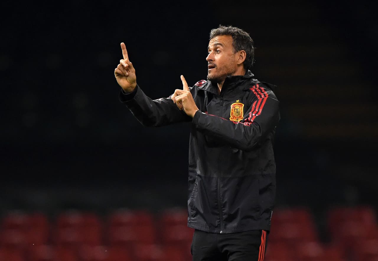 Después de una reunión en Zaragoza, Luis Enrique manifiesta su decisión de volver a dirigir a la Roja; Robert decide negociar su salida y darle paso a su antecesor.