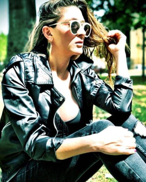 Mientras que 
<a href="https://www.univision.com/shows/reto-4-elementos/monica-enfurece-contra-su-equipo-de-comediantes-por-reirse-mientras-perdian-el-reto-inframundo-video">Mónica</a> prefiere bailar con "Vente pa'ca" de Ricky Martin y Maluma, este tema la pone de buen humor.