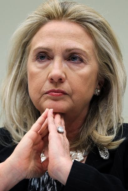 16. HILLARY CLINTON- Su desempeño como Secretaria de Estado de EU en momentos difíciles, como la liberación de cables diplomáticos por parte de WikiLeaks o la muerte de Osama bin Laden, hacen que esta mujer de 64 años también entre en este ranking de 'Forbes'. Clinton también se coloca como una de las funcionarias mejor pagadas de EU, al alcanzar sólo en un año $191,300.