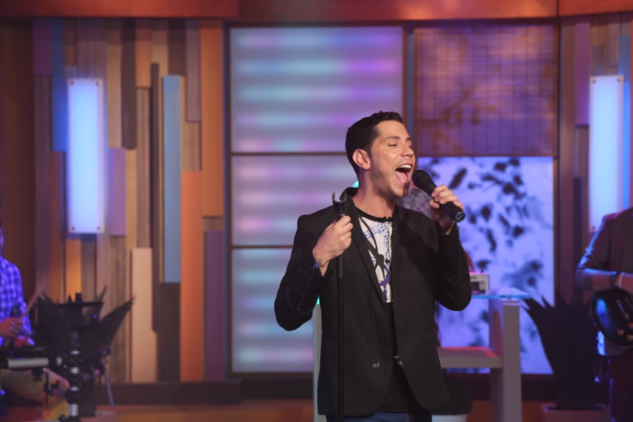 Pero últimamente ha combinado sus dos pasiones, con sus papeles en obras musicales como "Hoy No Me Puedo Levantar". ¿Qué opinas de estos actores cantantes?